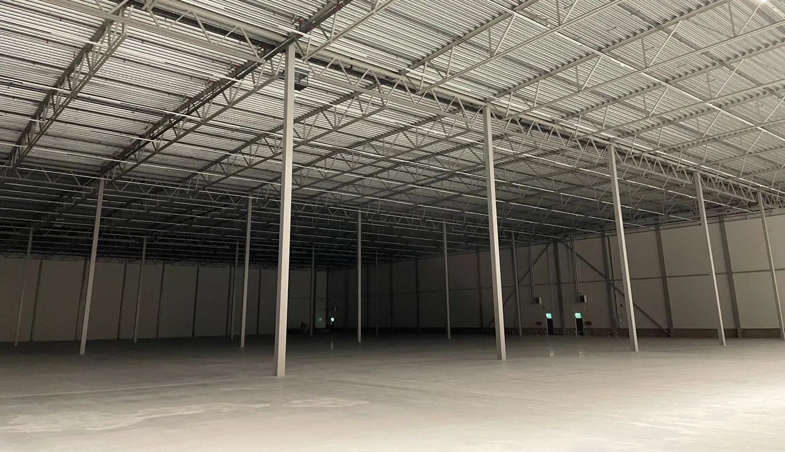 Nybyggd industrihall i Sörred, färdigställd av DC Wäst